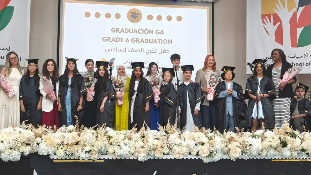 Los estudiantes graduados del Spa&ntilde;ish School of Abu Dhabi. (EL CORREO)