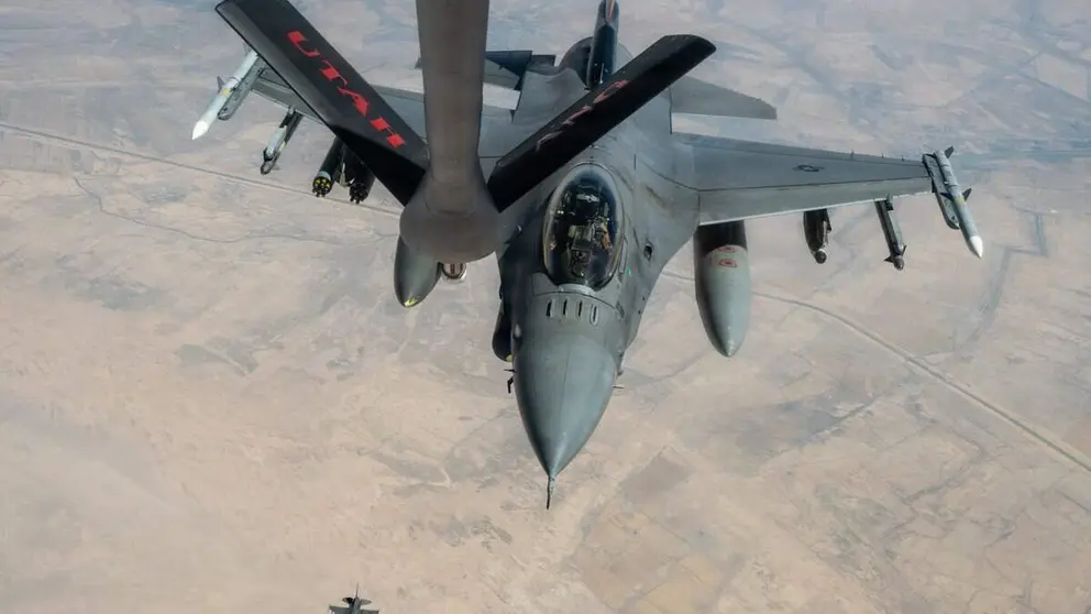 Aviones de combate F-16 sobrevuelan el Medio Oriente durante una patrulla. (Centcom)