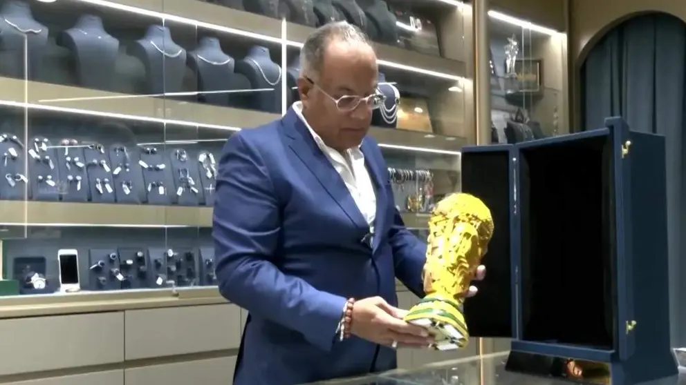 El joyero de Dub&aacute;i junto a su r&eacute;plica de la Copa Mundial. (X)