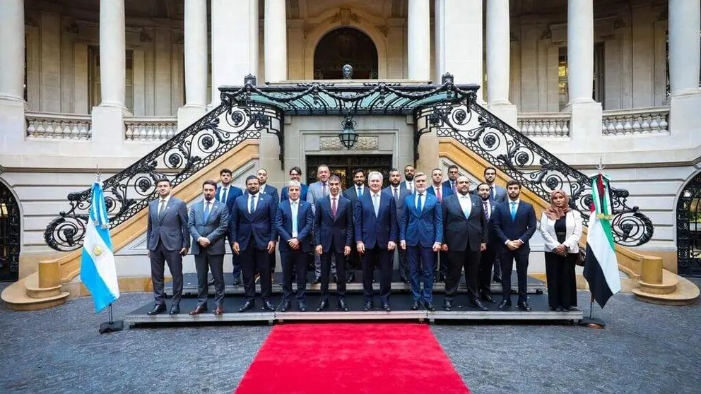 La delegaci&oacute;n emirat&iacute; junto a los funcionarios argentinos. (WAM)