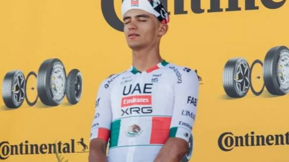 El ciclista Del Toro en el podio del Tour de Francia. (X)