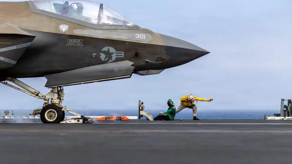 Un F-35 de EEUU despega del portaaviones USS Abraham Lincoln (CVN 72) en el mar Ar&aacute;bigo. (Centcom)