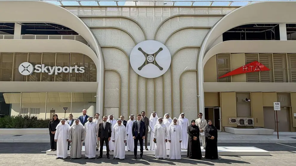 Funcionarios emirat&iacute;es ante el primer vertipuerto del mundo. (WAM)