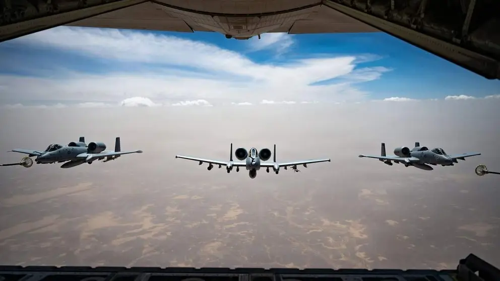 Fuerza A&eacute;rea de EEUU proporciona combustible a varias aeronaves de ataque A-10C. (Centcom)