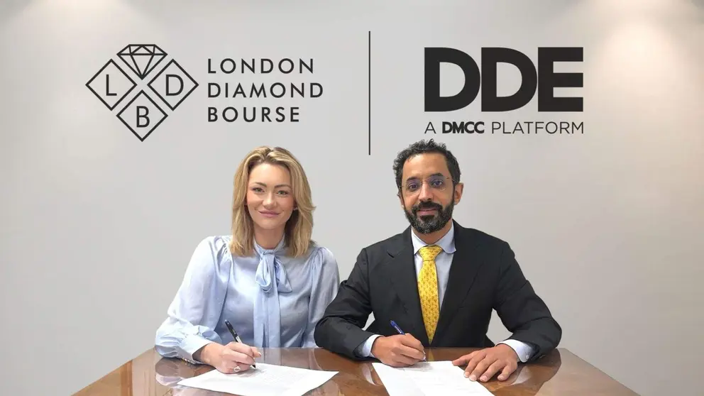 Un momento de la firma del Memorando de Entendimiento entre las bolsas de diamantes de Londres y Dub&aacute;i. (WAM)