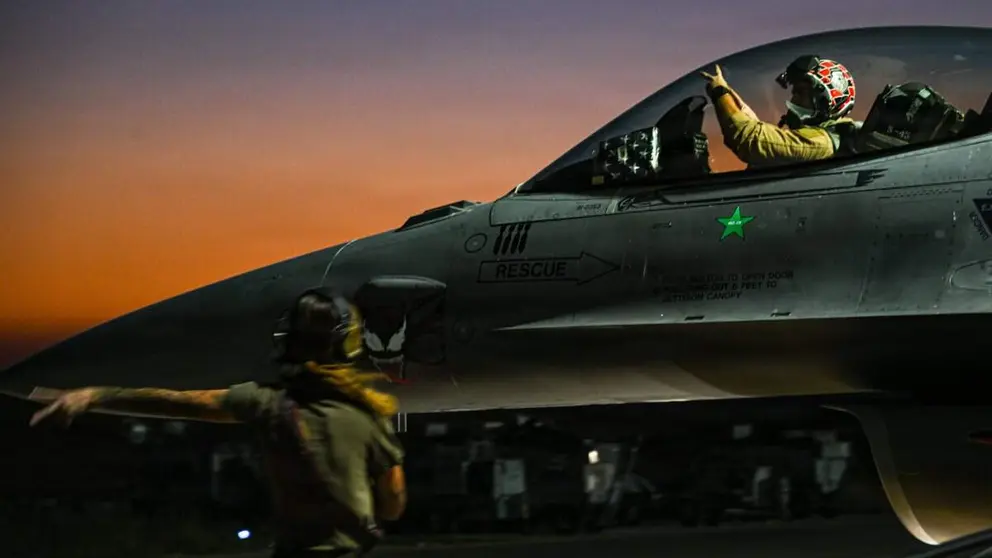 Un piloto de combate de la Fuerza A&eacute;rea de EE.UU. realiza verificaciones previas al vuelo en un avi&oacute;n de combate F-16. (Centcom)