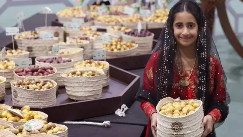Una ni&ntilde;a emirat&iacute; presenta d&aacute;tiles en el Festival de Liwa. (Abu Dhabi Media Office)