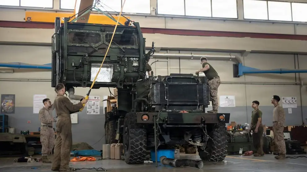 marines de Estados Unidos cambian la transmisi&oacute;n en un veh&iacute;culo del Sistema de Cohetes de Artiller&iacute;a de Alta Movilidad mientras est&aacute;n desplegados en el Medio Oriente. (Centcom)