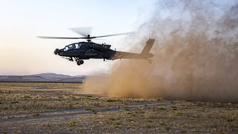 Un helic&oacute;ptero de ataque AH-64 Apache de EEUU despega en Oriente Medio. (Centcom)