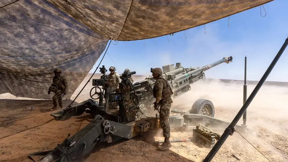 El ej&eacute;rcito de EEUU dispara un proyectil de 155 mm desde un ob&uacute;s M777 durante un ejercicio de artiller&iacute;a en Oriente Medio. (Centcom)