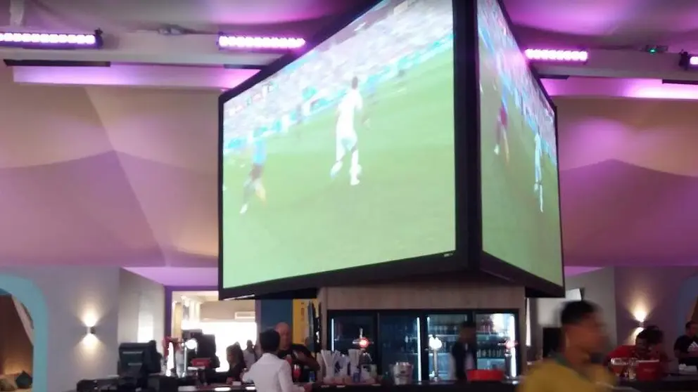 Un partido de f&uacute;tbol en un local de EAU. (EL CORREO)