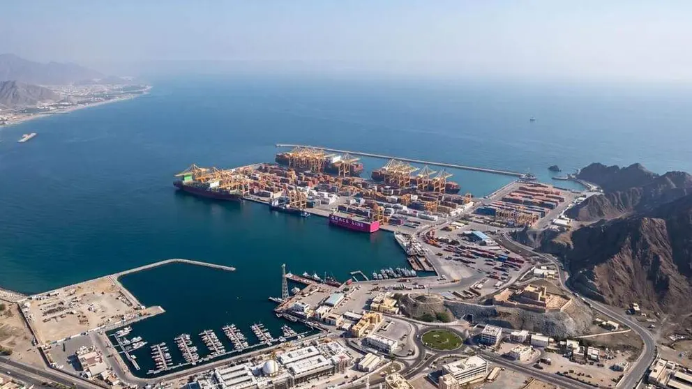 El puerto de Khorfakkan en el emirato de Sharjah. (WAM)