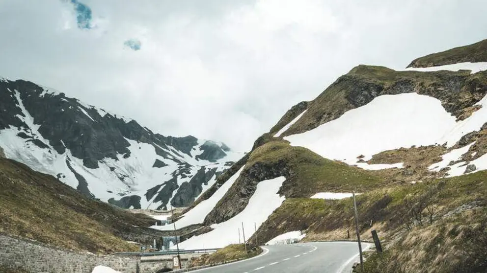 Carretera de monta&ntilde;a se adentra en los Alpes. (pxhere.com)