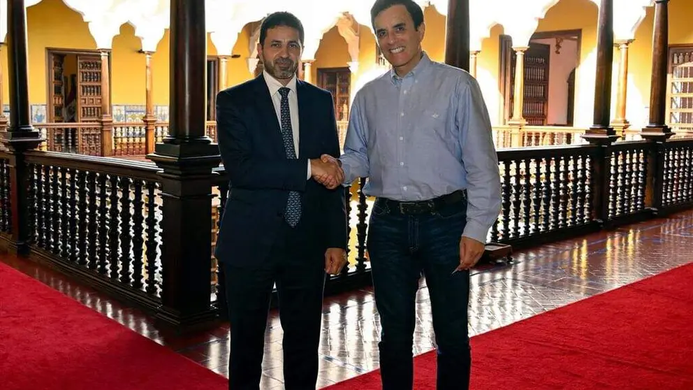 Encuentro de Ibrahim Al Alawi, embajador de Emiratos &Aacute;rabes Unidos en Per&uacute; -izquierda-, con Carlos Esp&aacute;, ministro de Relaciones Exteriores peruano. (WAM)