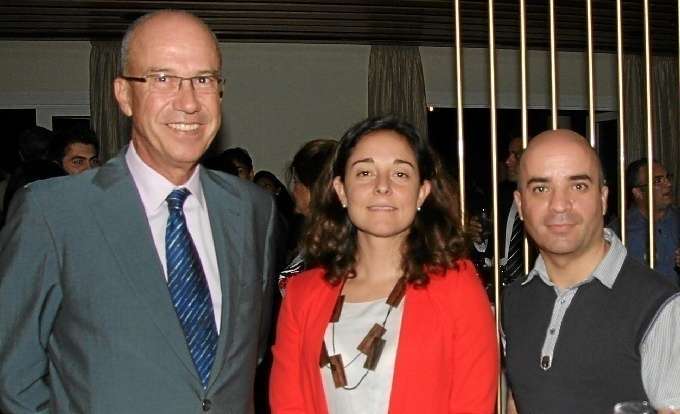 El embajador José Eugenio Salarich junto a la abogada María Rubert y al consultor de marketing Gaspar Morgado.