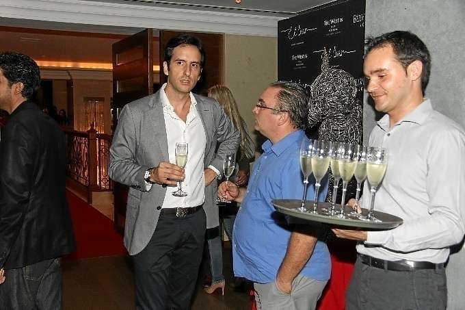 El chef del Seville´s, Mariano Andrés, conversa con Antonio González.