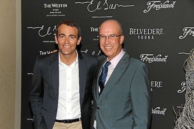 Manuel Ayas junto al embajador de España en Abu Dhabi, José Eugenio Salarich, durante la inauguración.