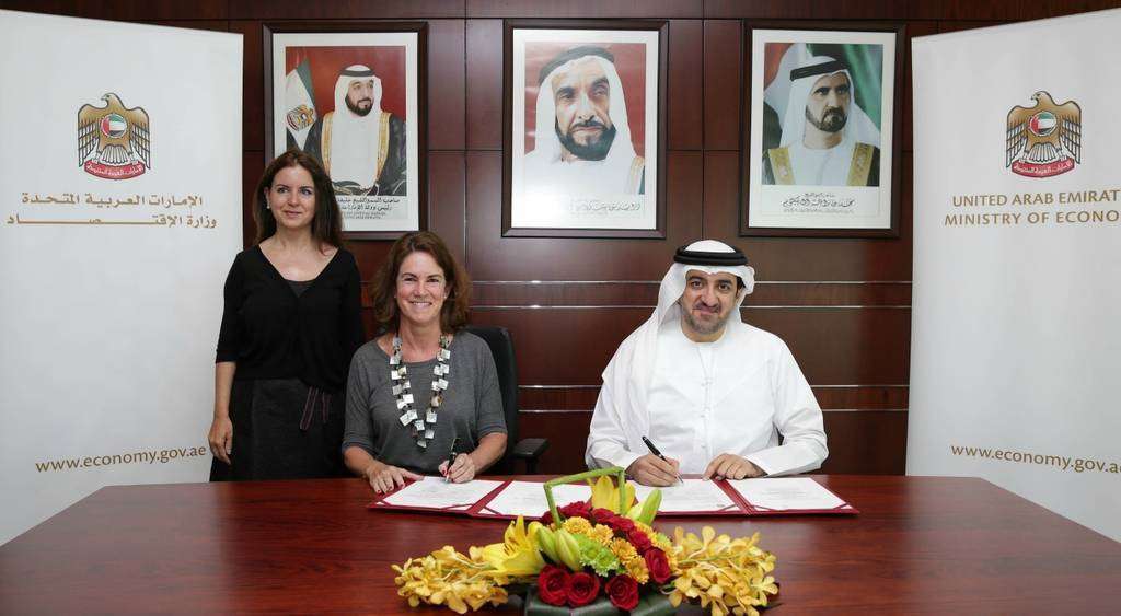 Mohammed Ahmed Bin Abdul Aziz Al Shehhi y María José Fernández firman el acuerdo. De pie, Eva Martín. (Cedida)