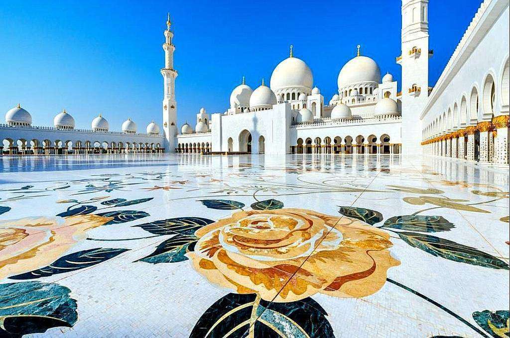 Perspectiva del impresionante patio de la Gran Mezquita Zayed de Abu Dhabi. (@Jumeirah)