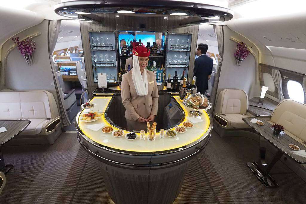 Emirates asegura que el alcohol "no está prohibido" en vuelos a Dubai