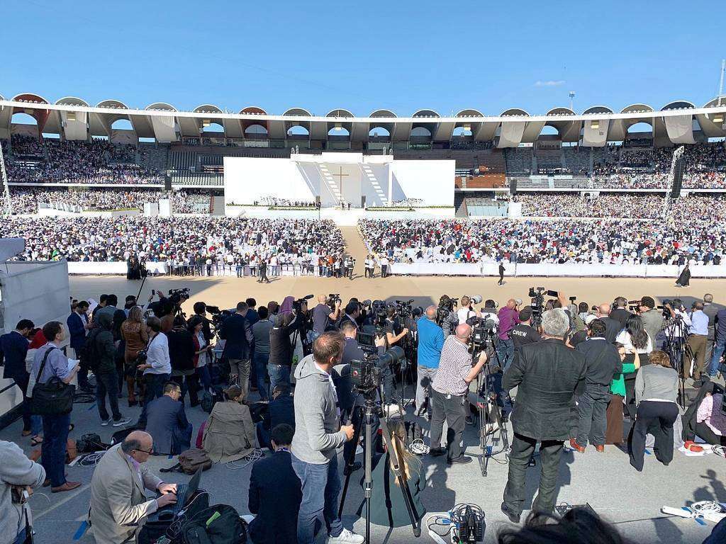 180.000 personas aguardaron en la Zayed Sport City de Abu Dhabi la llegada del Papa Francisco. (EL CORREO)