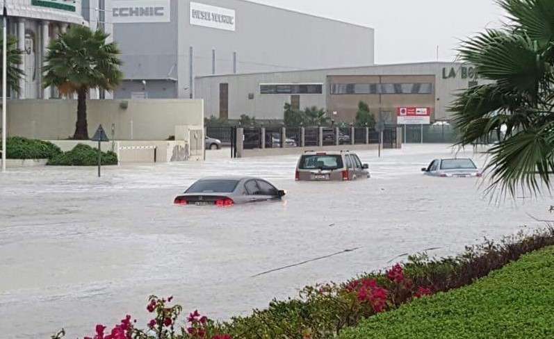 Ливни в оаэ. Дождь в арабских Эмиратах. Дубай затопило. Сильный дождь в Дубае. ОАЭ потоп.