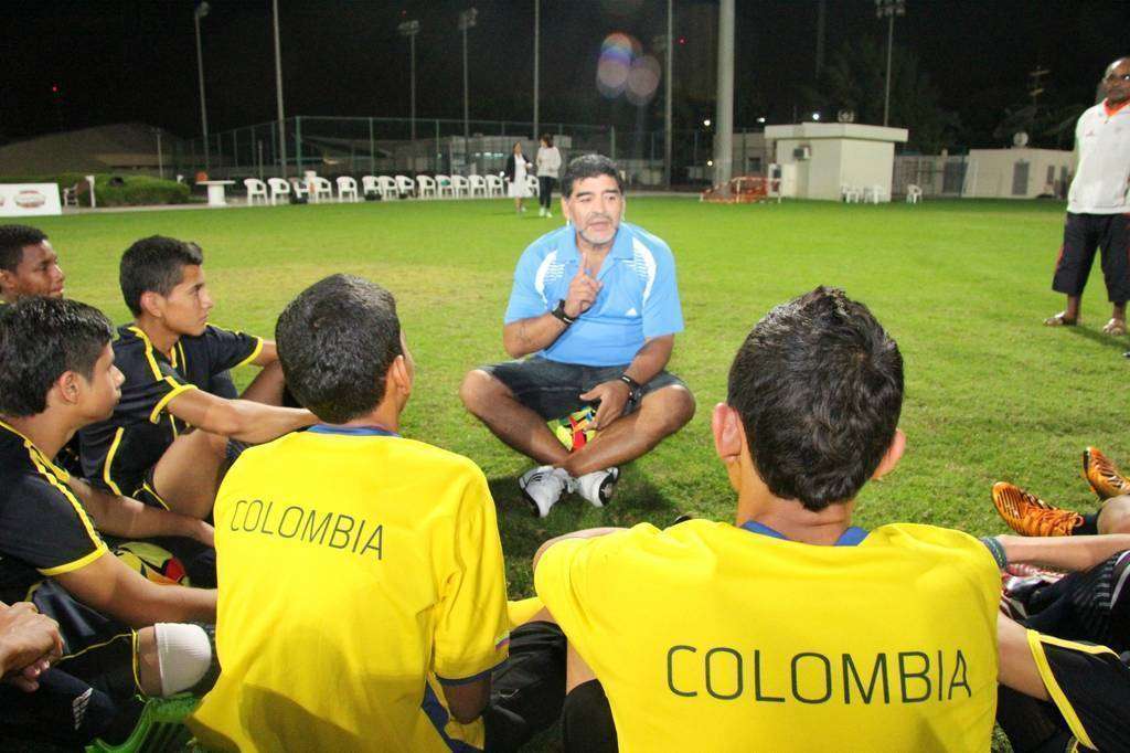 Maradona con deportistas colombianos en Dubai. (EL CORREO)