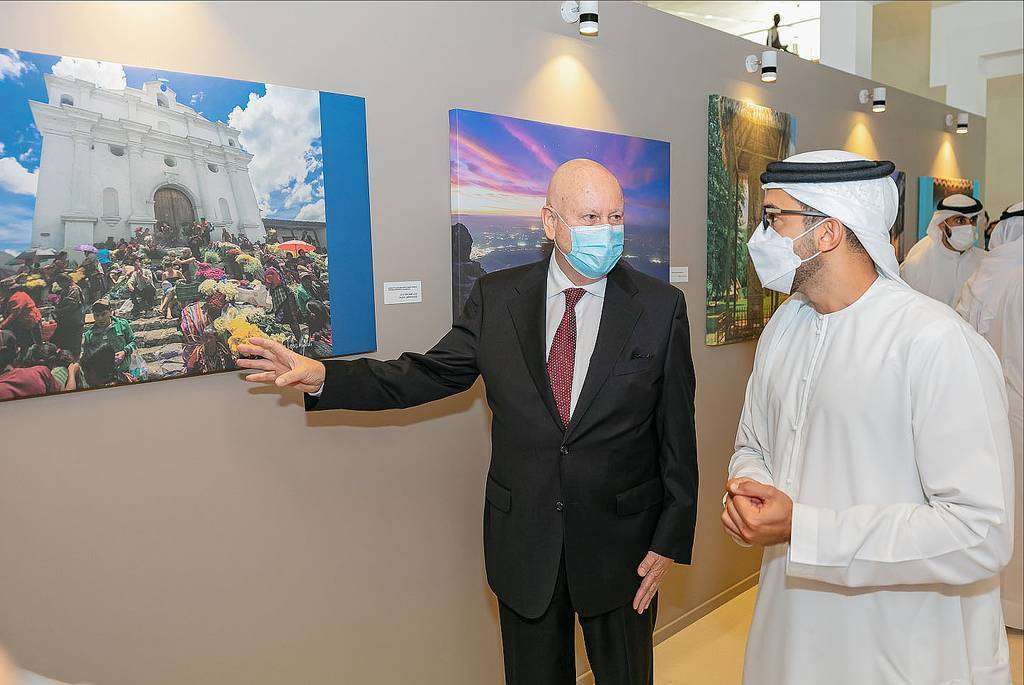 El embajador de Guatemala en EAU, Lars Pira, recorre una exposición en Sharjah acompañado del jeque Fahim Al Qasimi. (WAM)