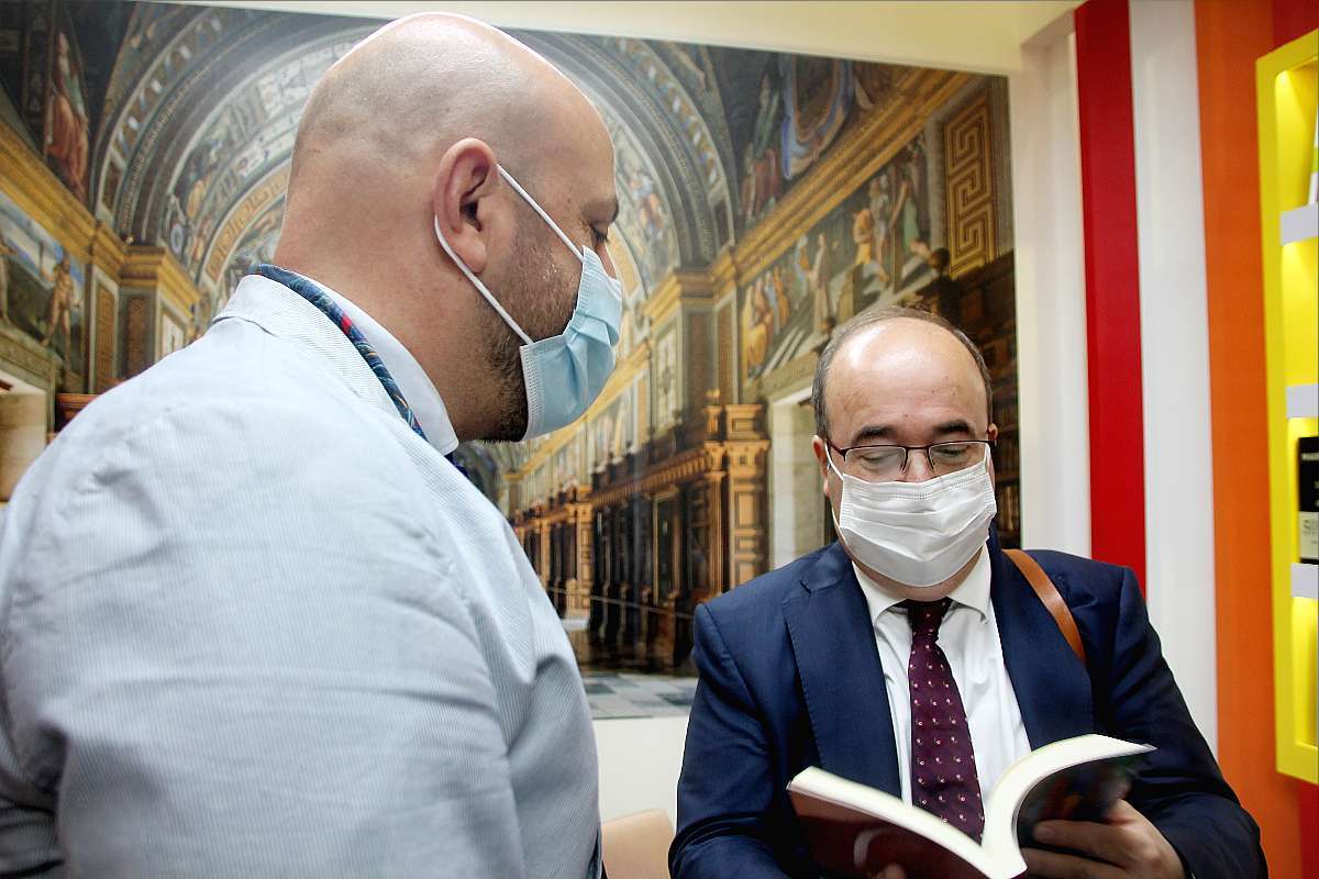 Ministro cultura españa iceta en feria libro sharjah (4)