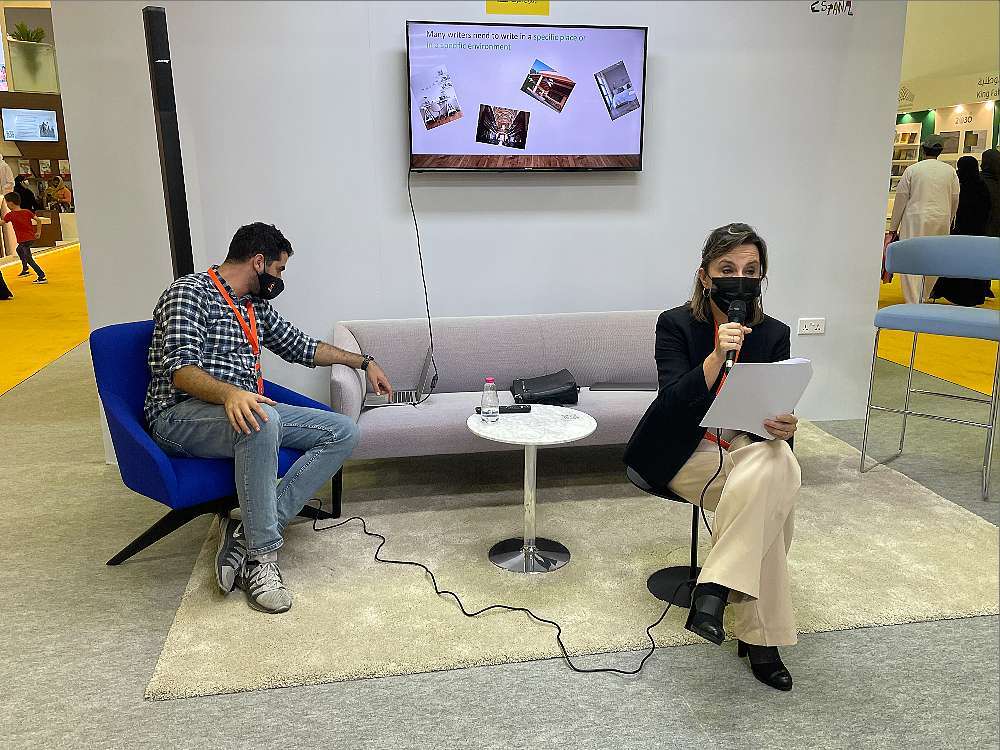 La escritora española Lourdes López-Pacio Navío, durante su charla en el stand de España de la Feria Internacional de Sharjah dentro de la programación de UCAM Dubai. (EL CORREO)