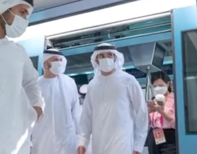 El jeque Hamdan en el Metro de Dubai. (Twitter)