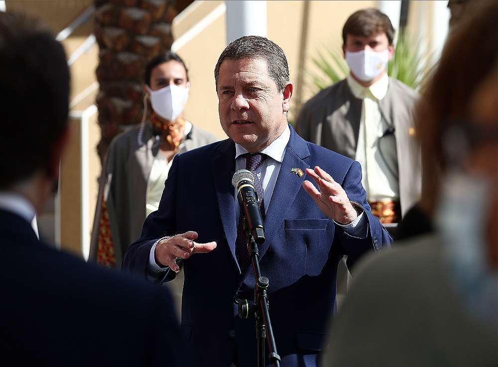 El presidente de Castilla La Mancha interviene en el exterior del Pabellón de España en Expo 2020 Dubai. (EL CORREO)