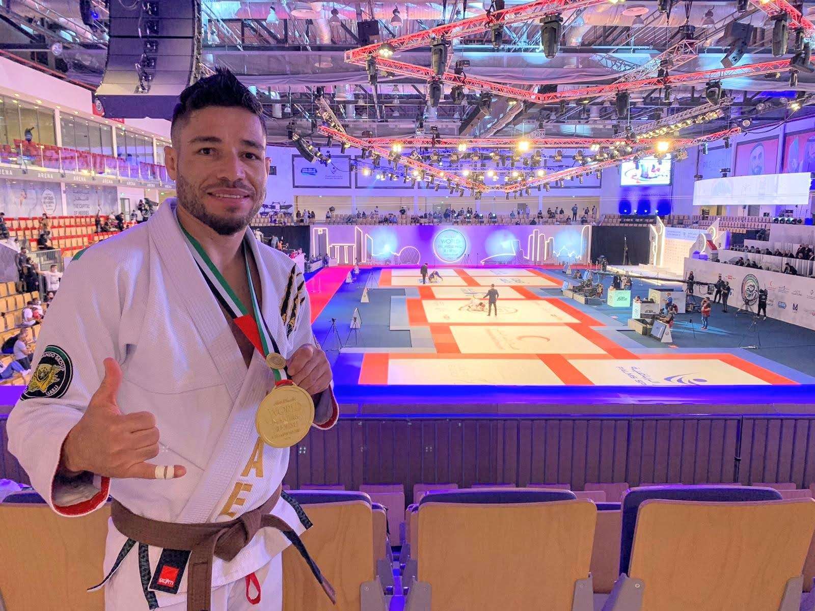 Willy Fernández con su última medalla. (Cedida)