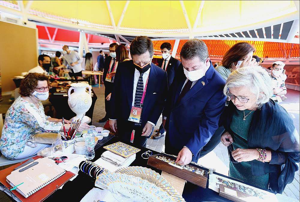 García Page en el stand con cerámica de Talavera. (EL CORREO)