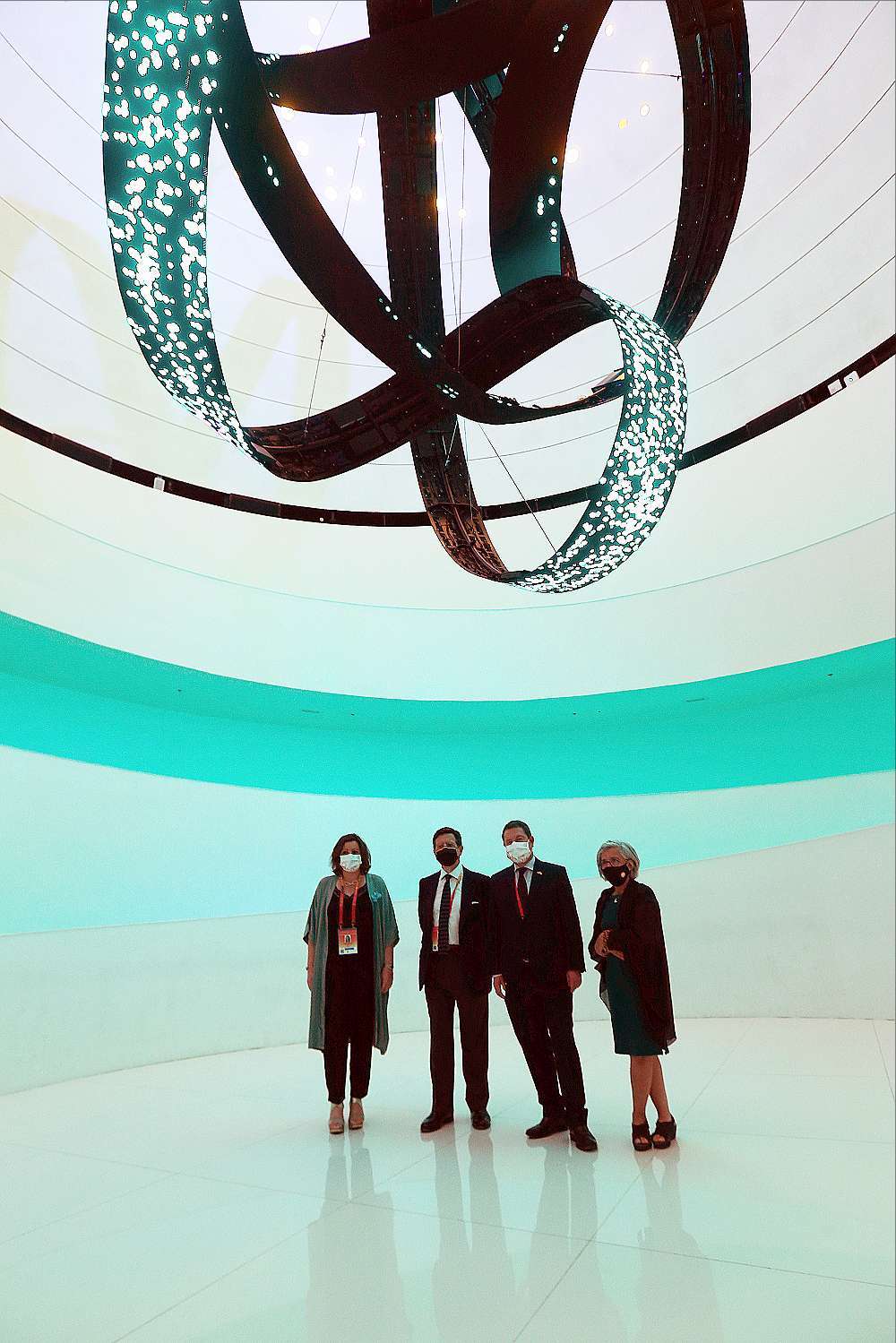 García Page, bajo 'Dinamo', la obra de Canogar. (EL CORREO)