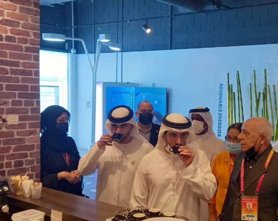 El jeque Hamdan toma café en el Pabellón de Cuba. (Cedida)