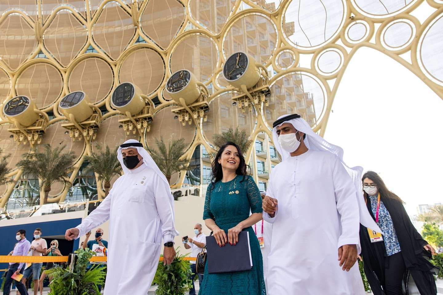 Raquel Orozco, en Al Wasl Plaza con autoridades emiraties durante el Día Nacional de Bolivia en Expo 2020 Dubai. (Cedida)