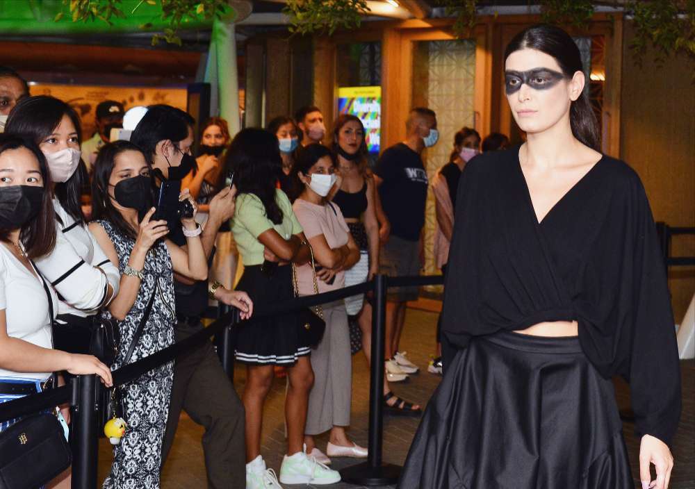 Numerosas personas presenciaron en el Pabellón de España el desfile de moda. (EL CORREO)