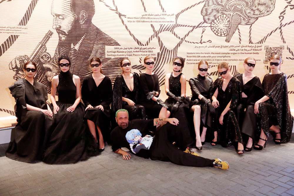 Modelos y creadores posan en la plaza del Pabellón de España en Expo 2020 Dubai. (EL CORREO)