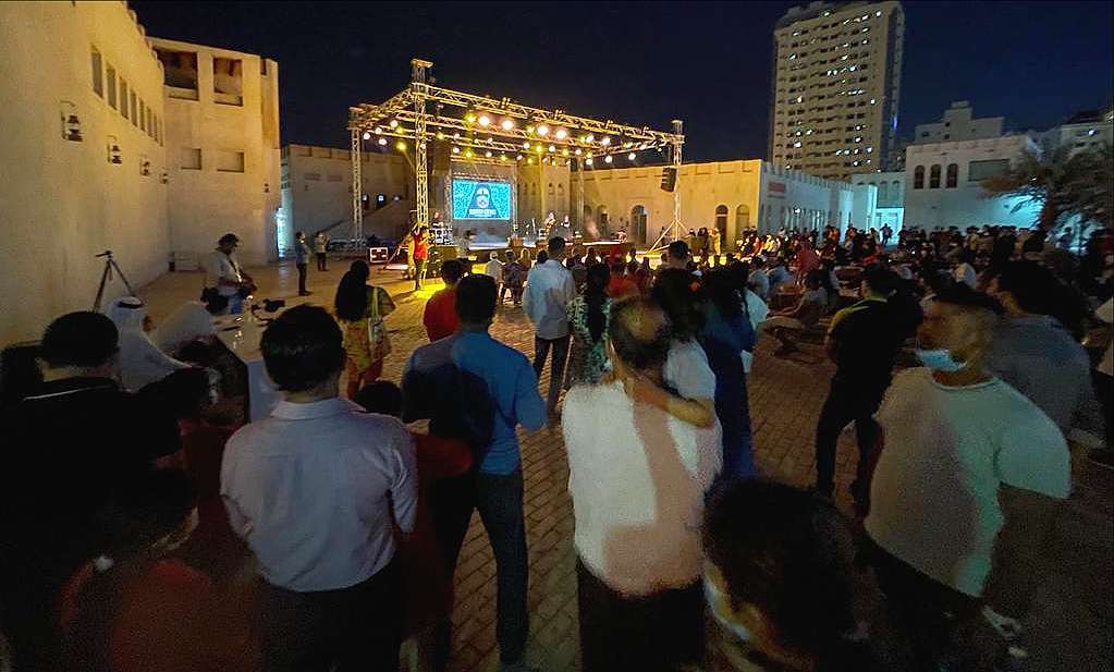 Numerosas presenciaron el espectáculo de Rodrigo Cuevas en Sharjah. (EL CORREO)