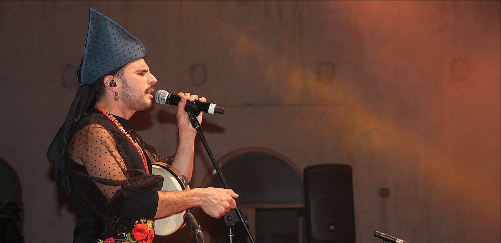 Rodrigo Cuevas conectó con el público en Sharjah de principio a fin. (EL CORREO)