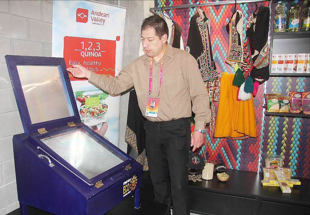 Manuel Laredo muestra la cocina solar expuesta por BolIvia. (EL CORREO)