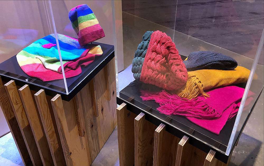 Prendas artesanales bolivianas expuestas en en Expo 2020 Dubai, (EL CORREO)