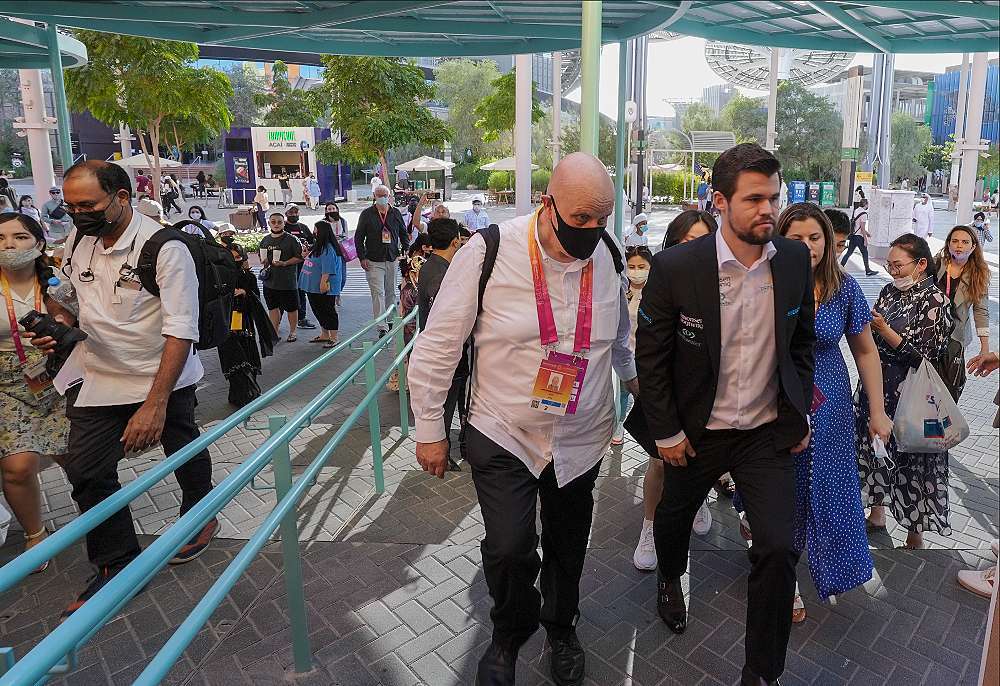 Magnus Carlsen -derecha- llega al Pabellón de España junto a Leontxo García. (@expo2020dubai)