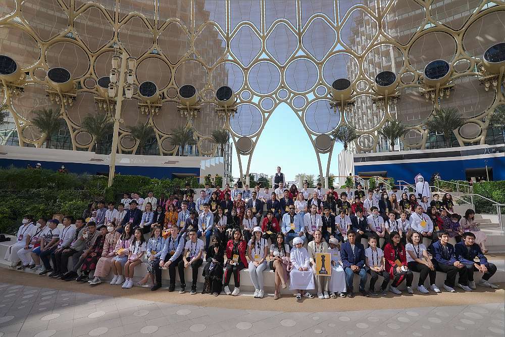 Los jóvenes ajedrecistas con Ian Niepómniachi en la plaza de Al Wasl. (@expo2020dubai)