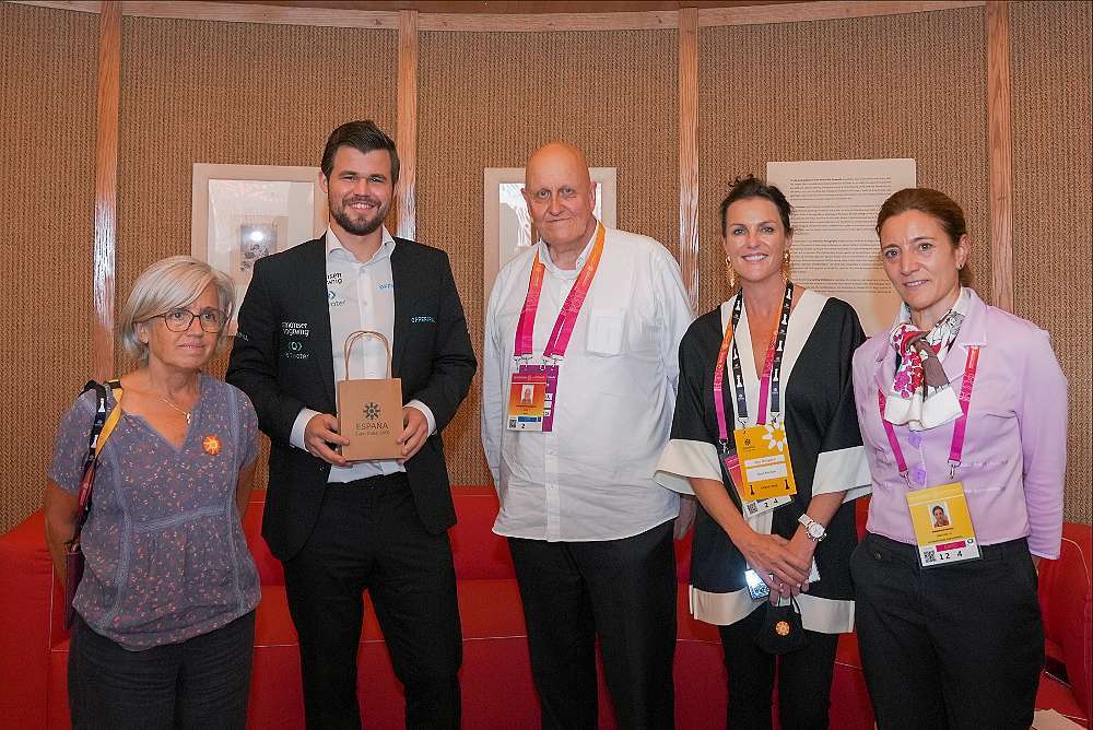 Carlsen -segundo por la derecha- con responsables de España y de la Expo. (@expo2020dubai)