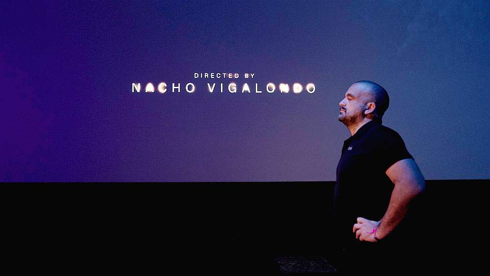 Nacho Vigalando posa ante la proyección de 'Luna de agosto' en el  Pabellón de España de Expo 2020 Dubai. (Cedida)