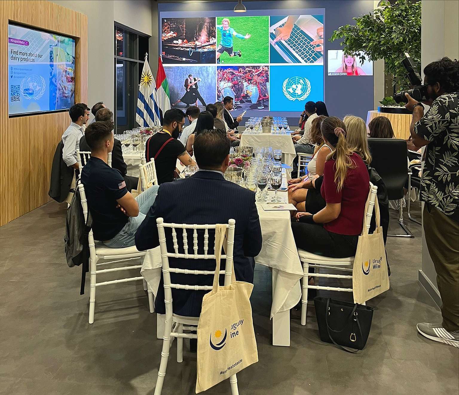 Asistentes a la degustación de vinos en el Pabellón de Uruguay. (Cedida)