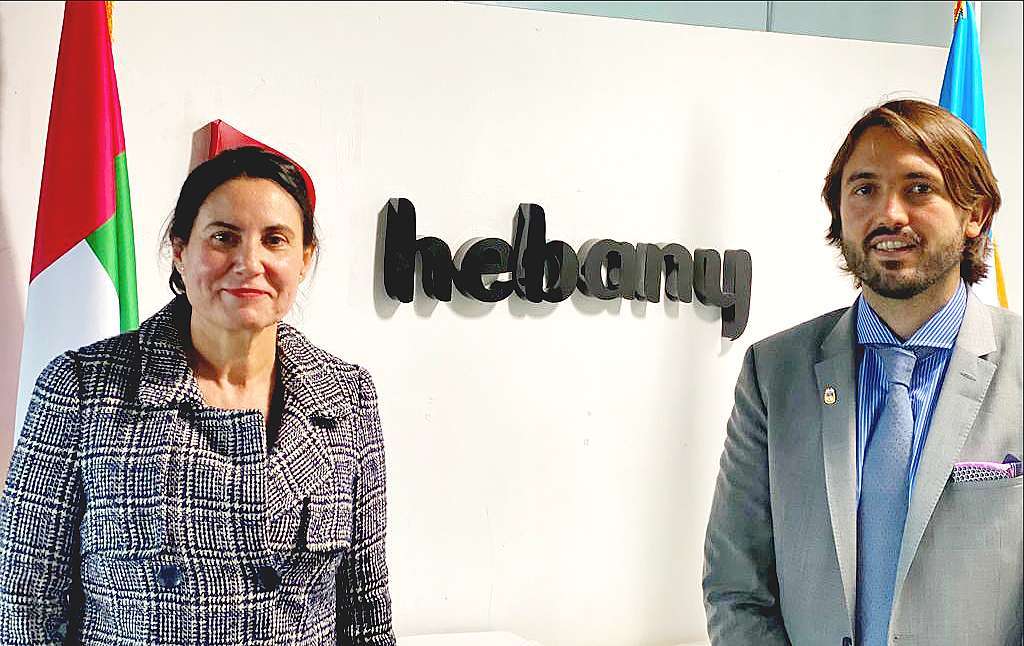 La directora de Hebany junto al representante del