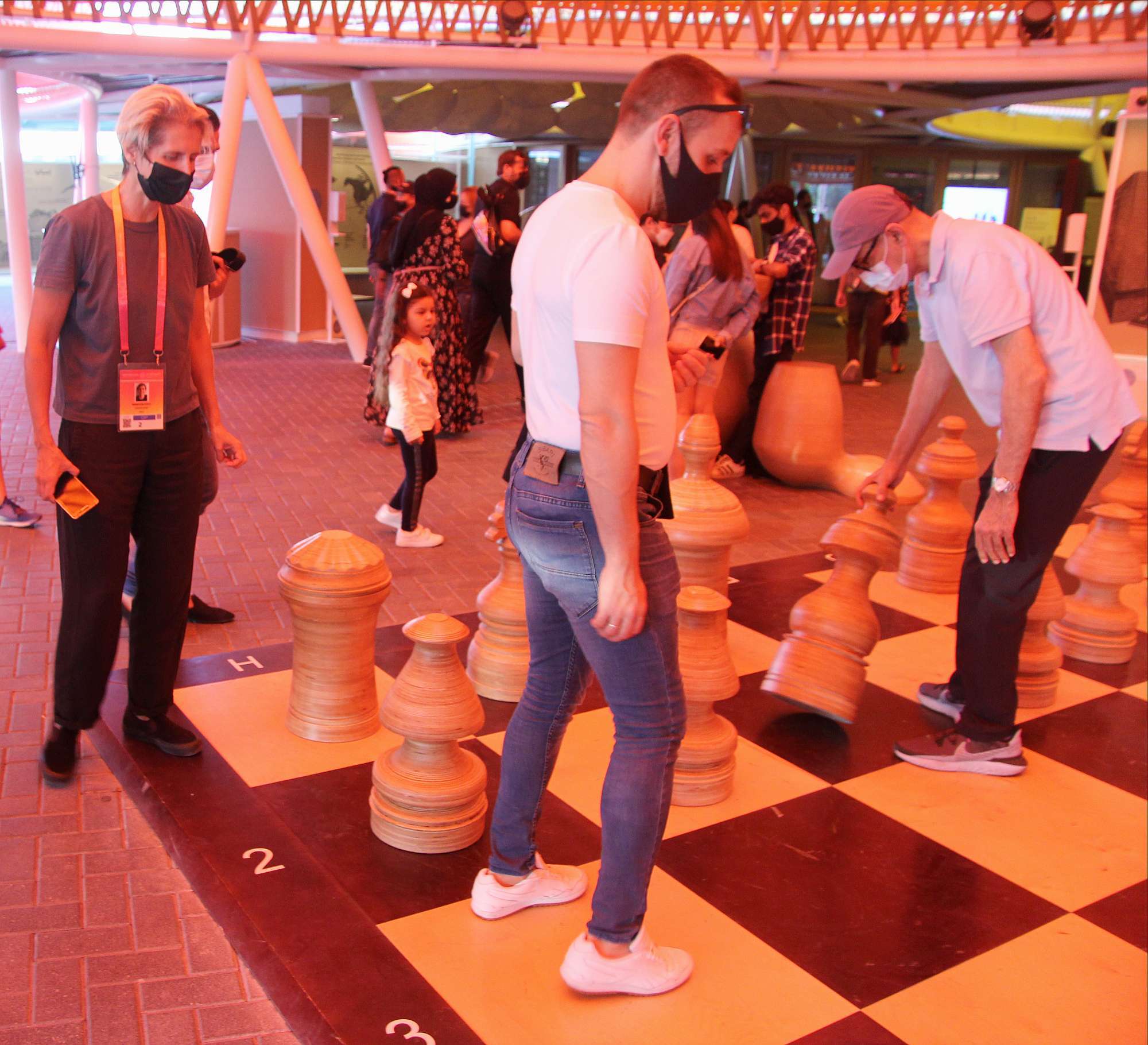 Manuel Liñán sobre el gran tablero de ajedrez sobre el que bailará en el Pabellón España en Expo Dubai. (@ExpoSpain2020)